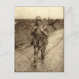 Een Canadese Tommy soldaat die in modder terugkwam Briefkaart