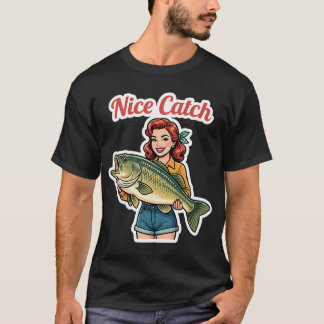 Een cartoonvrouw die een grote vis vasthoudt op tr t-shirt
