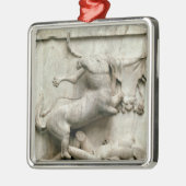 Een centrale triomfering over een laptop metalen ornament (Links)