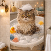 Een chagrijnige kat in een bubbelbad