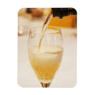 Een champagneglas wordt gevuld met Gosset Magneet
