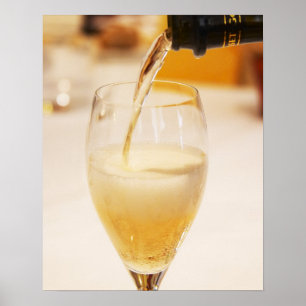 Een champagneglas wordt gevuld met Gosset Poster