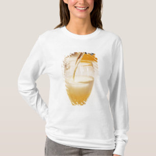 Een champagneglas wordt gevuld met Gosset T-shirt