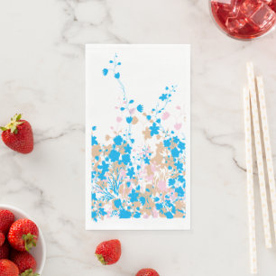Een charmant arrangement van blauwe en roze bloeme servet