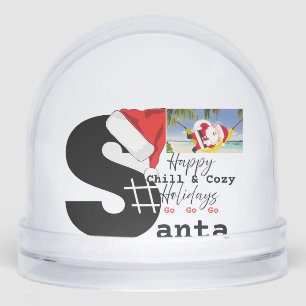 Een Chill & Cosy Santa op een strand & spel letter Sneeuwbol