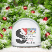 Een Chill & Cosy Santa op een strand & spel letter Sneeuwbol (Kerstmis)