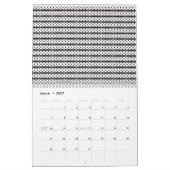 Een close-up van een pluizige oranje en witte kat kalender (Mar 2027)