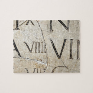 Een close-up van oude Romeinse letters op marmer. Legpuzzel
