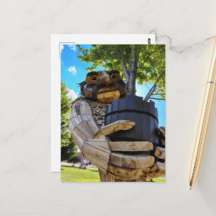 Een Coole trol houdt een boom omhoog Briefkaart