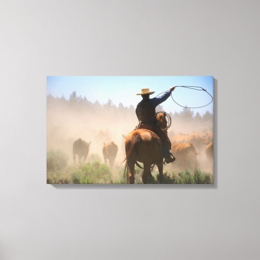 Een cowboy die de kudde aan een vee werkt canvas afdruk (Voorkant)