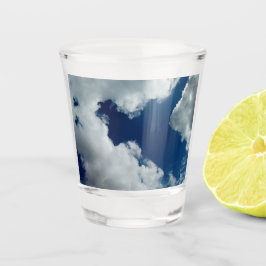 Een curve in de wolken shot glas