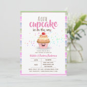 Een cute cupcake is onderweg naar sprinkhaanmeisje kaart (Staand voorkant)