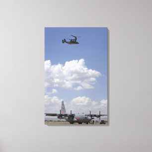 Een CV-22 Osprey vliegt over een C-130 Hercules Canvas Afdruk
