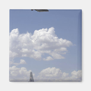 Een CV-22 Osprey vliegt over een C-130 Hercules Magneet