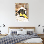 Een dachshund die wordt gebaad. canvas afdruk (Insitu (Slaapkamer))