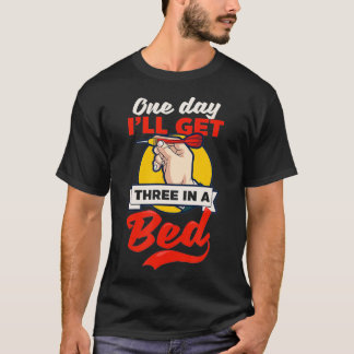 Een dag krijgt drie in een bed ontwerp grappige da t-shirt