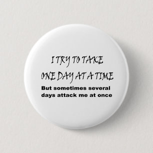 Eén dag per keer ronde button 5,7 cm