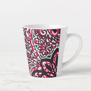 Een decoratief paisley-ontwerp met levendige rode latte mok