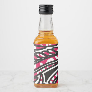 Een decoratief paisley-ontwerp met levendige rode likeurfles etiket
