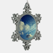 Een delicate strooi van wolken tin sneeuwvlok ornament (Links)