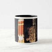 Een Delta IV - Zware raketliften uit Tweekleurige Koffiemok (Center)