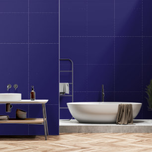 Een diep blauw decor geaccentueerd door een witte  behang