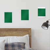 Een diep groene achtergrond gecontrasteerd door ee muurkunst sets (Slaapkamer)