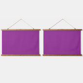 Een diep paarse achtergrond geaccentueerd door een hangend wandkleed (Dubbel)