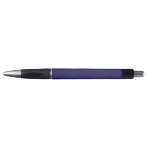 Een diepblauwe achtergrond geaccentueerd door een pen