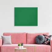 Een diepgroene achtergrond contrasteert met een kn canvas afdruk (Insitu (Woonkamer))