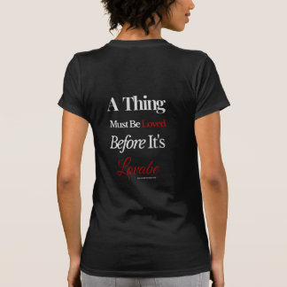 Een ding moet geliefd zijn voordat het beminnelijk t-shirt