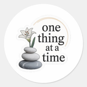 Eén ding tegelijk – Minimale Zen Mindfulness Stick Ronde Sticker