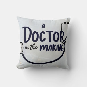 Een dokter in de maak kussen