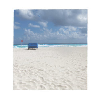 Een doorlaatstoel wacht notitieblok