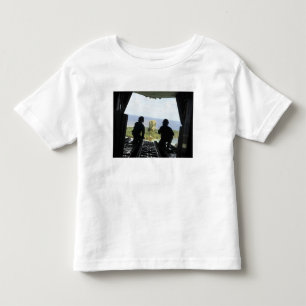 Een doos humanitaire goederen kinder shirts