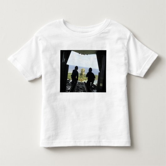 Een doos humanitaire goederen kinder shirts (Voorkant)