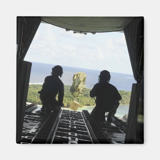 Een doos humanitaire goederen magneet (Voorkant)