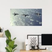 Een driepuntsformatie van F-22 Raptors Poster (Thuiskantoor)