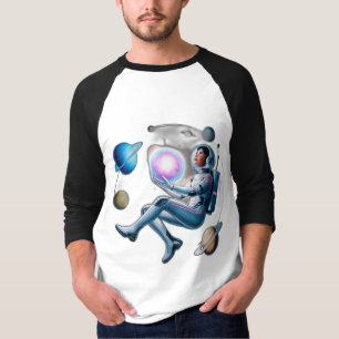 Een drijvende astronaut met een gloeiende bol t-shirt
