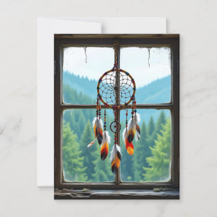 Een dromenvanger in een raam met uitzicht op berge briefkaart