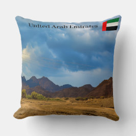 Een droog landschap onder een dramatische, bewolkt kussen