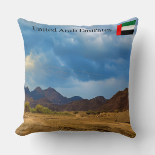 Een droog landschap onder een dramatische, bewolkt kussen