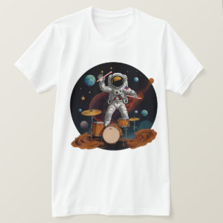 Een drummer die zijn drumstel bespeelt op Planet D T-shirt