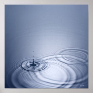 Eén druppel water die in een kalmte valt poster