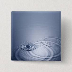 Eén druppel water die in een kalmte valt vierkante button 5,1 cm