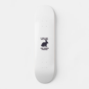 Een dwaas en z'n konijn zijn al snel paraat. skateboard