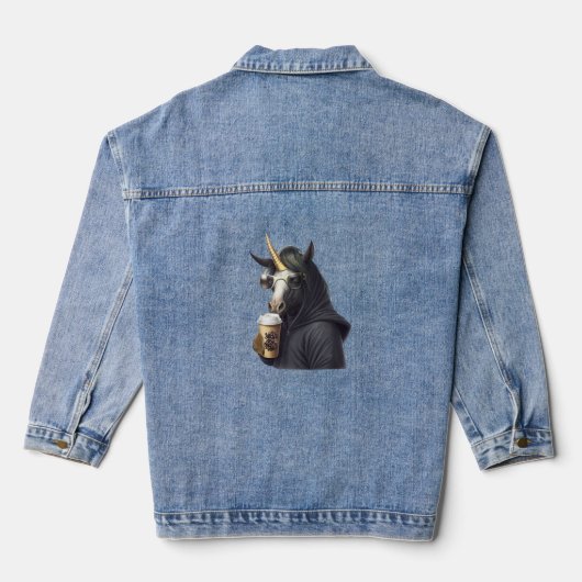 Een eenhoorn met een capuchon drink een kop koffie denim jacket (Achterkant)
