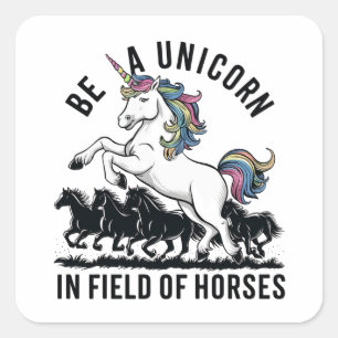 Een eenhoorn zijn op een paardenveld (2) vierkante sticker
