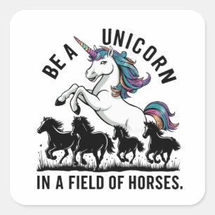 Een eenhoorn zijn op een paardenveld (3) vierkante sticker