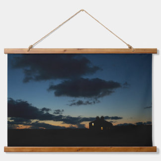 Een eenzaam huis aan de horizon bij schemering. hangend wandkleed